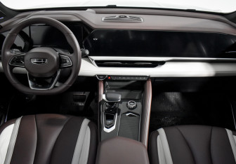 Подержанный автомобиль Geely Monjaro 2023 года (14 фото)