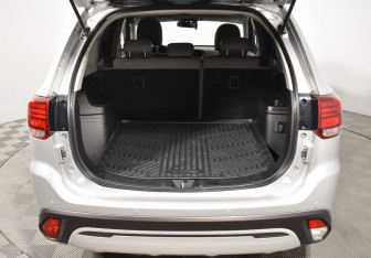 Подержанный автомобиль Mitsubishi Outlander 2022 года (23 фото)