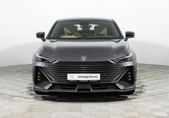 Подержанный автомобиль Changan UNI-V 2023 года (2 фото)