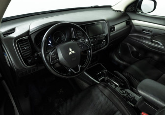 Подержанный автомобиль Mitsubishi Outlander 2018 года (11 фото)
