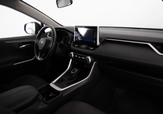 Подержанный автомобиль Toyota RAV4 2020 года (19 фото)