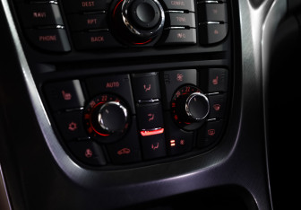 Подержанный автомобиль Opel Astra Hatchback 2011 года (17 фото)