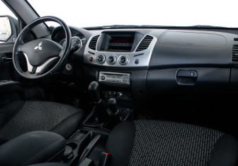 Подержанный автомобиль Mitsubishi L200 2014 года (9 фото)