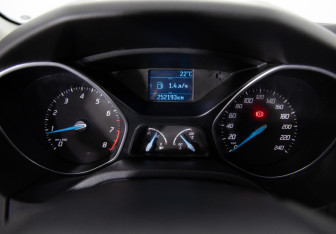 Подержанный автомобиль Ford Focus Hatchback 2012 года (13 фото)