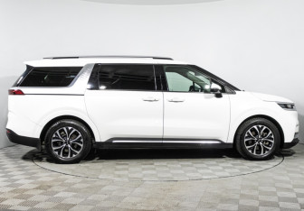 Подержанный автомобиль Kia Carnival 2021 года (4 фото)