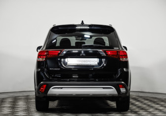 Подержанный автомобиль Mitsubishi Outlander 2021 года (6 фото)