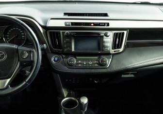 Подержанный автомобиль Toyota RAV4 2014 года (13 фото)