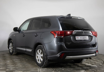 Подержанный автомобиль Mitsubishi Outlander 2018 года (7 фото)
