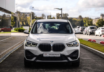 Подержанный автомобиль BMW X1 2021 года (4 фото)