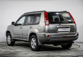 Подержанный автомобиль Nissan X-Trail 2006 года (7 фото)