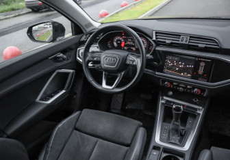 Подержанный автомобиль Audi Q3 2019 года (11 фото)