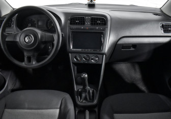Подержанный автомобиль Volkswagen Polo Sedan 2011 года (14 фото)