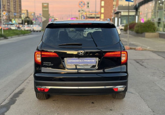 Подержанный автомобиль Honda Pilot 2017 года (7 фото)