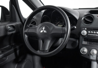 Подержанный автомобиль Mitsubishi Colt Hatchback 2007 года (14 фото)