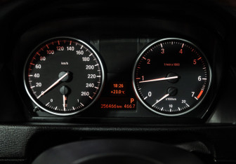Подержанный автомобиль BMW X1 2013 года (12 фото)