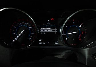 Подержанный автомобиль Jaguar F-Pace 2017 года (12 фото)