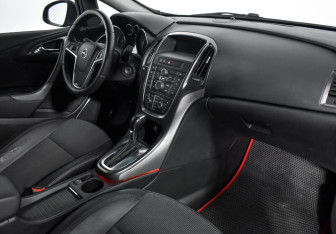 Подержанный автомобиль Opel Astra Hatchback 2011 года (17 фото)