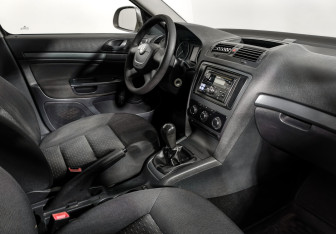 Подержанный автомобиль Skoda Octavia Liftback 2011 года (12 фото)