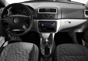 Подержанный автомобиль Skoda Fabia Hatchback 2009 года (12 фото)