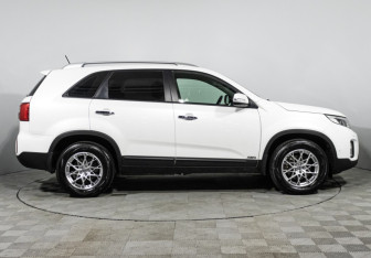 Подержанный автомобиль Kia Sorento 2015 года (4 фото)