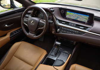 Подержанный автомобиль Lexus ES 2021 года (10 фото)