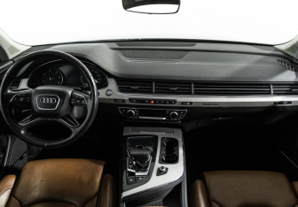 Подержанный автомобиль Audi Q7 2016 года (13 фото)