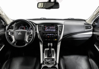 Подержанный автомобиль Mitsubishi Pajero Sport 2017 года (10 фото)