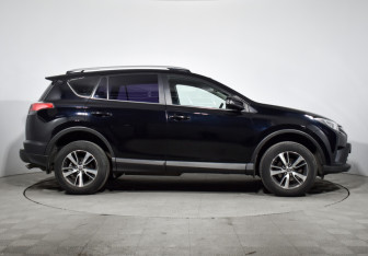 Подержанный автомобиль Toyota RAV4 2017 года (4 фото)