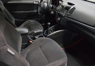 Подержанный автомобиль Kia Cerato Coupe 2010 года (11 фото)