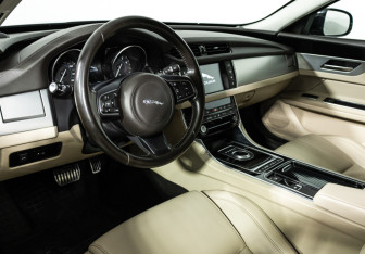 Подержанный автомобиль Jaguar XF Sedan 2016 года (11 фото)