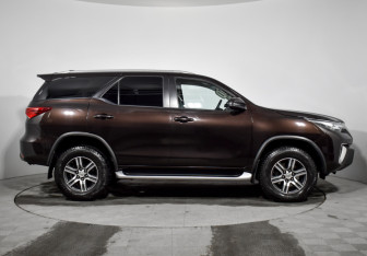Подержанный автомобиль Toyota Fortuner 2020 года (4 фото)