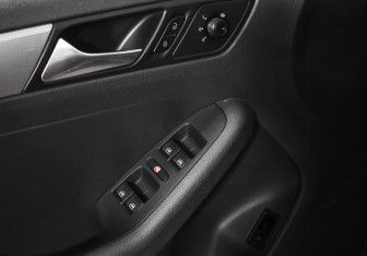 Подержанный автомобиль Volkswagen Jetta Sedan 2015 года (10 фото)