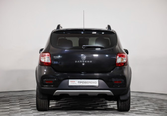 Подержанный автомобиль Renault Sandero 2017 года (6 фото)
