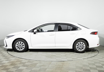 Подержанный автомобиль Toyota Corolla Sedan 2022 года (8 фото)
