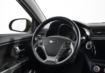 Подержанный автомобиль Kia Rio Sedan 2016 года (15 фото)