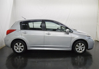 Подержанный автомобиль Nissan Tiida Hatchback 2010 года (4 фото)