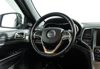 Подержанный автомобиль Jeep Grand Cherokee 2015 года (23 фото)