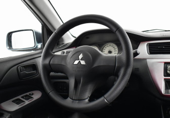 Подержанный автомобиль Mitsubishi Lancer Sedan 2006 года (14 фото)