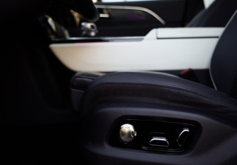 Подержанный автомобиль Hongqi E-HS9 2021 года (28 фото)