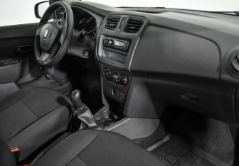 Подержанный автомобиль Renault Logan Sedan 2018 года (14 фото)