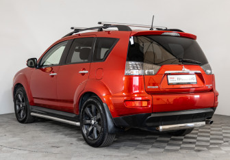 Подержанный автомобиль Mitsubishi Outlander 2011 года (7 фото)