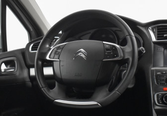 Подержанный автомобиль Citroen C4 Sedan 2014 года (14 фото)