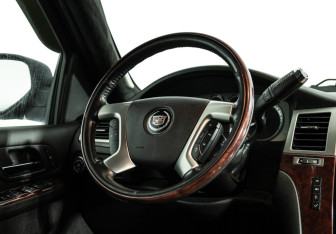 Подержанный автомобиль Cadillac Escalade Suv 2010 года (16 фото)