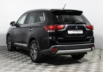 Подержанный автомобиль Mitsubishi Outlander 2015 года (7 фото)