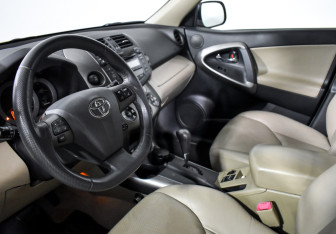 Подержанный автомобиль Toyota RAV4 2011 года (9 фото)