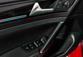 Подержанный автомобиль Volkswagen Golf R Hatchback 2019 года (10 фото)