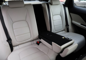 Подержанный автомобиль Jaguar F-Pace 2017 года (30 фото)