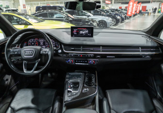 Подержанный автомобиль Audi Q7 2018 года (19 фото)