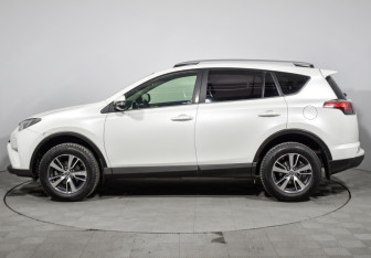 Подержанный автомобиль Toyota RAV4 2017 года (8 фото)