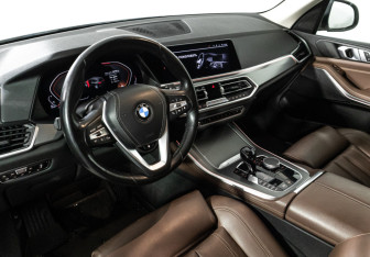 Подержанный автомобиль BMW X5 2019 года (11 фото)